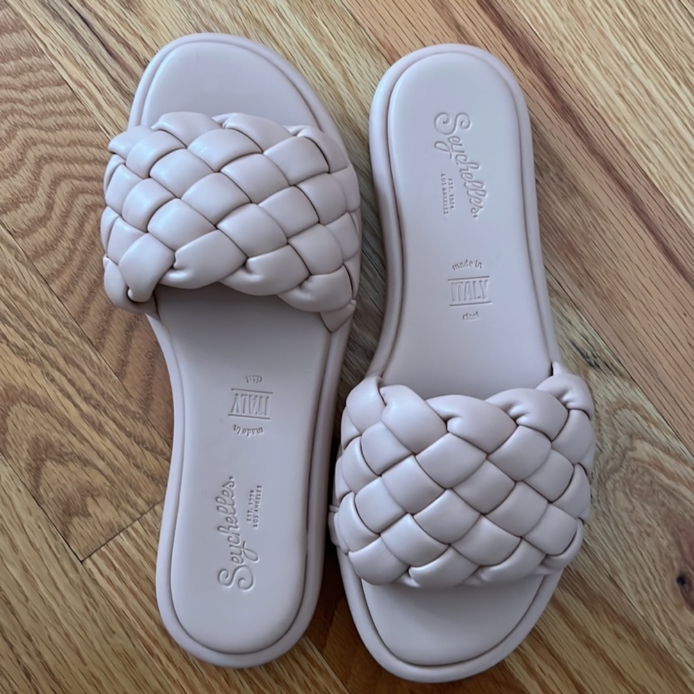 NWT Seychelles Nude Slide 💜